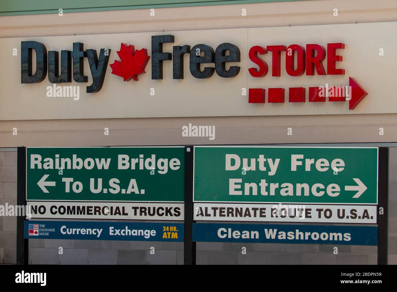 Niagara Falls, Canada, 1er avril 2020 : photo éditoriale des signes à la frontière avec les États-Unis. Le coronavirus a fermé la frontière du Canada américain. Banque D'Images