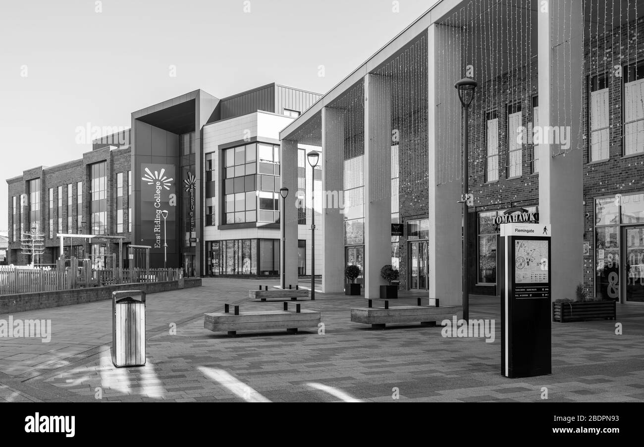 Quartier commerçant déserté avec tous les magasins et entreprises fermés et aucune personne après l'épidémie de virus corona dans le Yorkshire, au Royaume-Uni. Banque D'Images