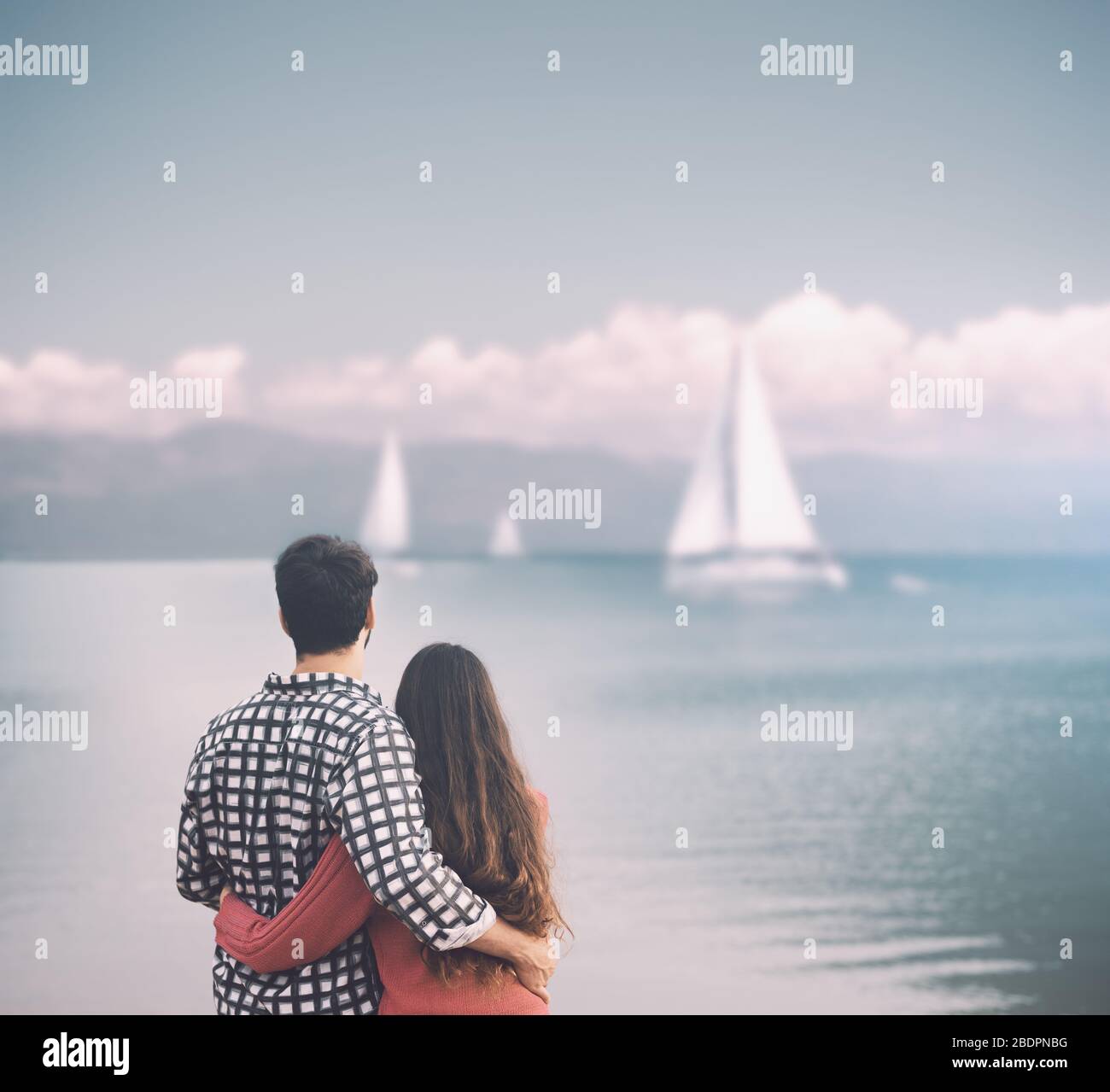 Romantique jeune couple embrassant et regardant le lac, les relations et les sentiments concept Banque D'Images