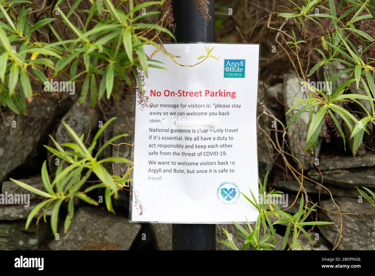 Loch Lomond, Écosse, Royaume-Uni . 9 avril 2020. Le Loch Lomond est verrouillé pendant la pandémie de coronavirus. L'Administration du parc national a fermé tous ses bâtiments et installations jusqu'à nouvel ordre. La photo ne montre pas de panneau de stationnement dans la rue dans le village touristique de Luss. Le parking est également fermé crédit: Kay Roxby/Alay Live News Banque D'Images