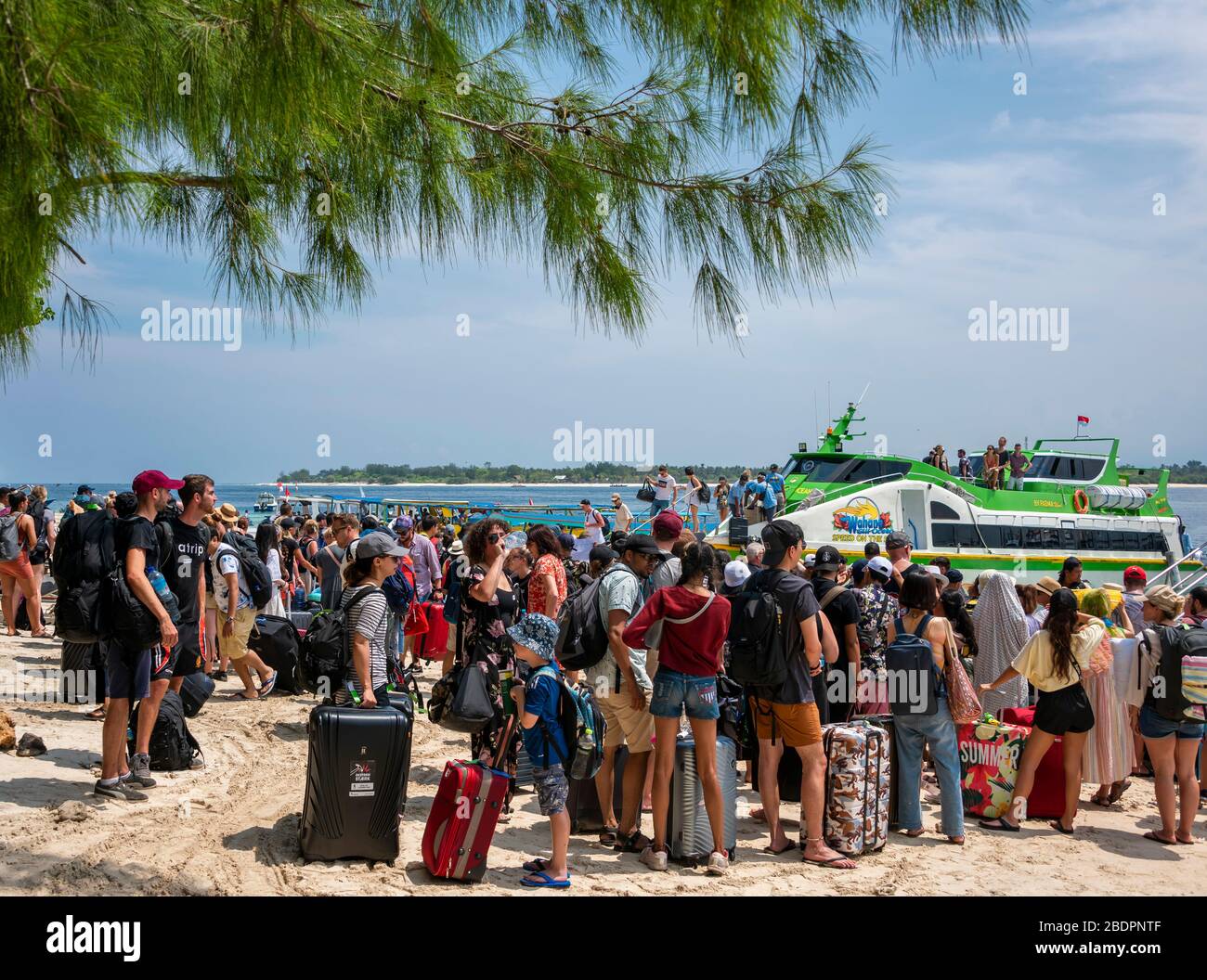 Vue horizontale des touristes qui embarquant sur les ferries à Gili Trawangan, Indonésie. Banque D'Images