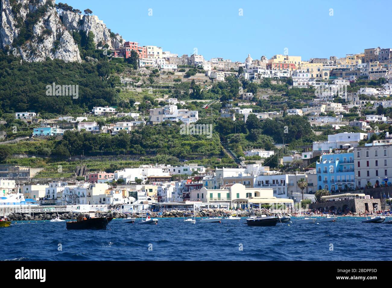 Capri, Italie : vue panoramique de la Marina Grande à la ville dans les collines au-dessus. Banque D'Images