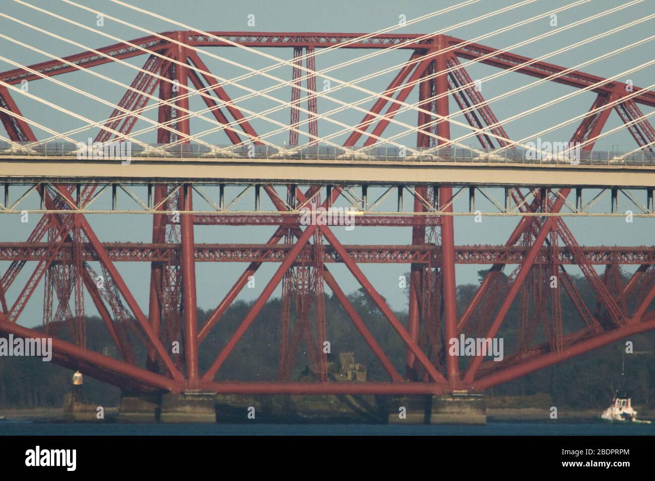 Grangemouth, Royaume-Uni. 8 avril 2020. Photo : le Queensferry Crossing, le plus récent pont d'Écosse et le troisième Firth of Forth Crossing qui relie Fife et Lothian et qui transporte l'autoroute M90, qui s'étend sur 1.7 km, est le plus long pont à trois tours et à passage par câble du monde et de loin le plus grand à avoir des câbles qui traversent le milieu de la portée. Cette conception innovante offre une résistance et une rigidité supplémentaires, permettant aux tours et à la terrasse d'être plus minces et élégantes. Crédit : Colin Fisher/Alay Live News. Banque D'Images