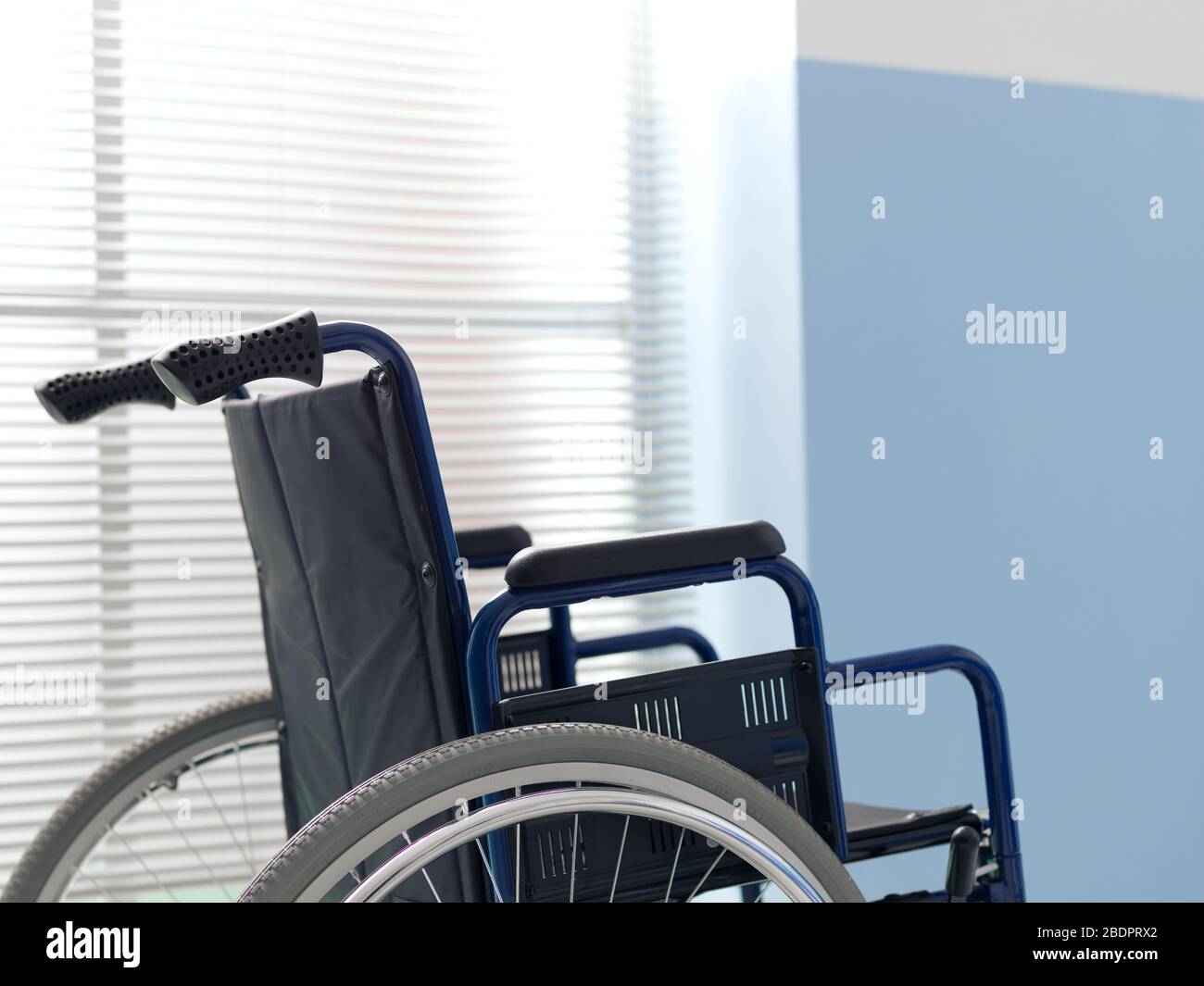 Fauteuil roulant à l'hôpital : concept d'invalidité et de handicap Banque D'Images