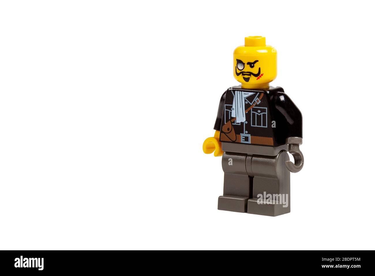 Mini-figurine noire Lego villain simple avec crochet pour une main, un monocle, une moustache et une cicatrice. Jouet mauvais gars concept abstrait objet isolé Banque D'Images