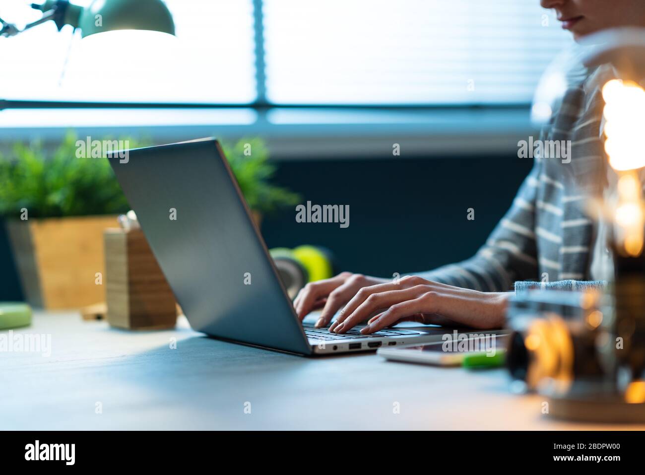 Femme d'affaires professionnelle assise au bureau et travaillant avec son ordinateur portable de la maison Banque D'Images
