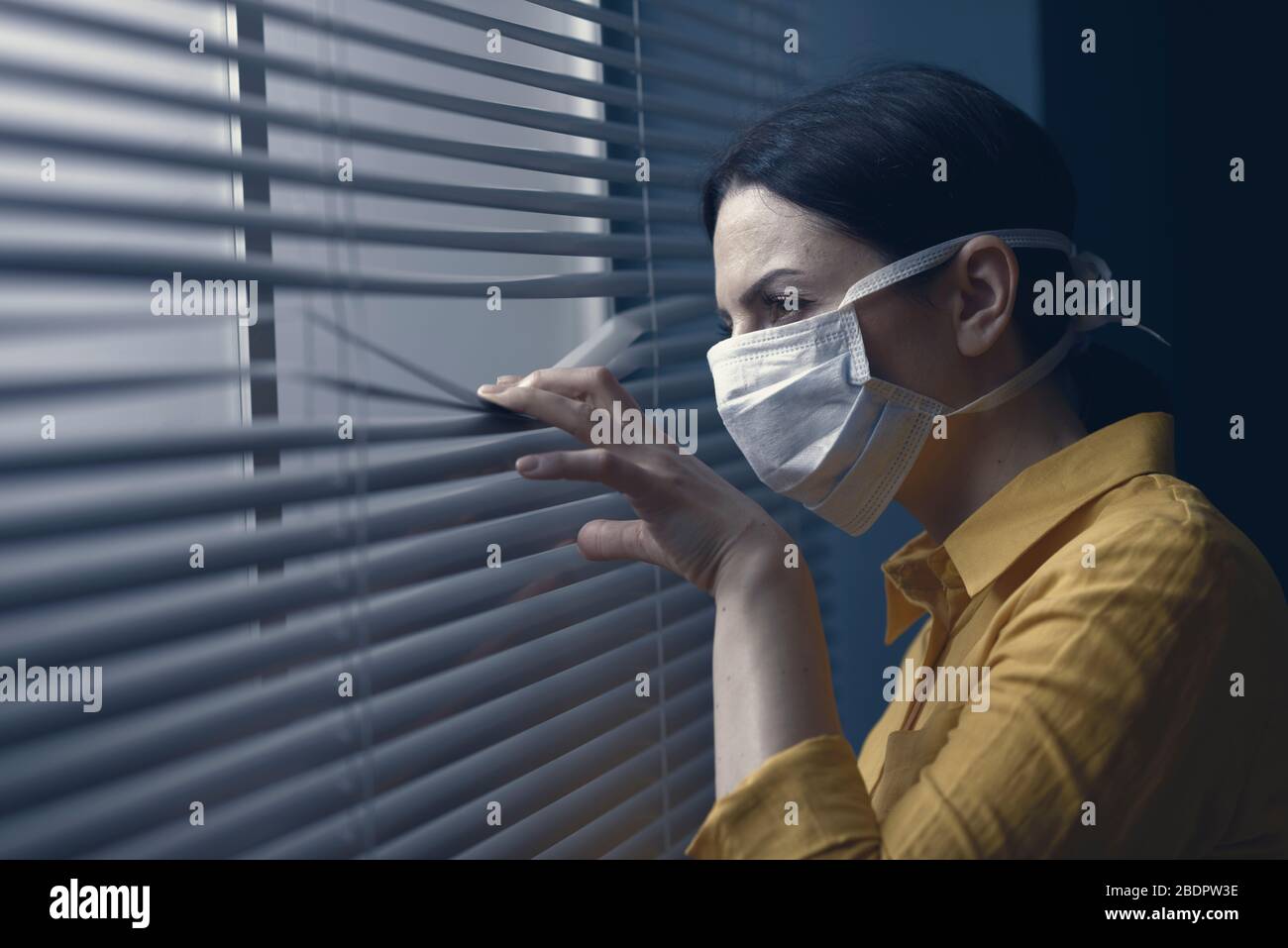 Femme suspecte portant un masque facial et se faisant piquer à l'extérieur, concept d'éclosion de covid-19 et d'infection virale Banque D'Images
