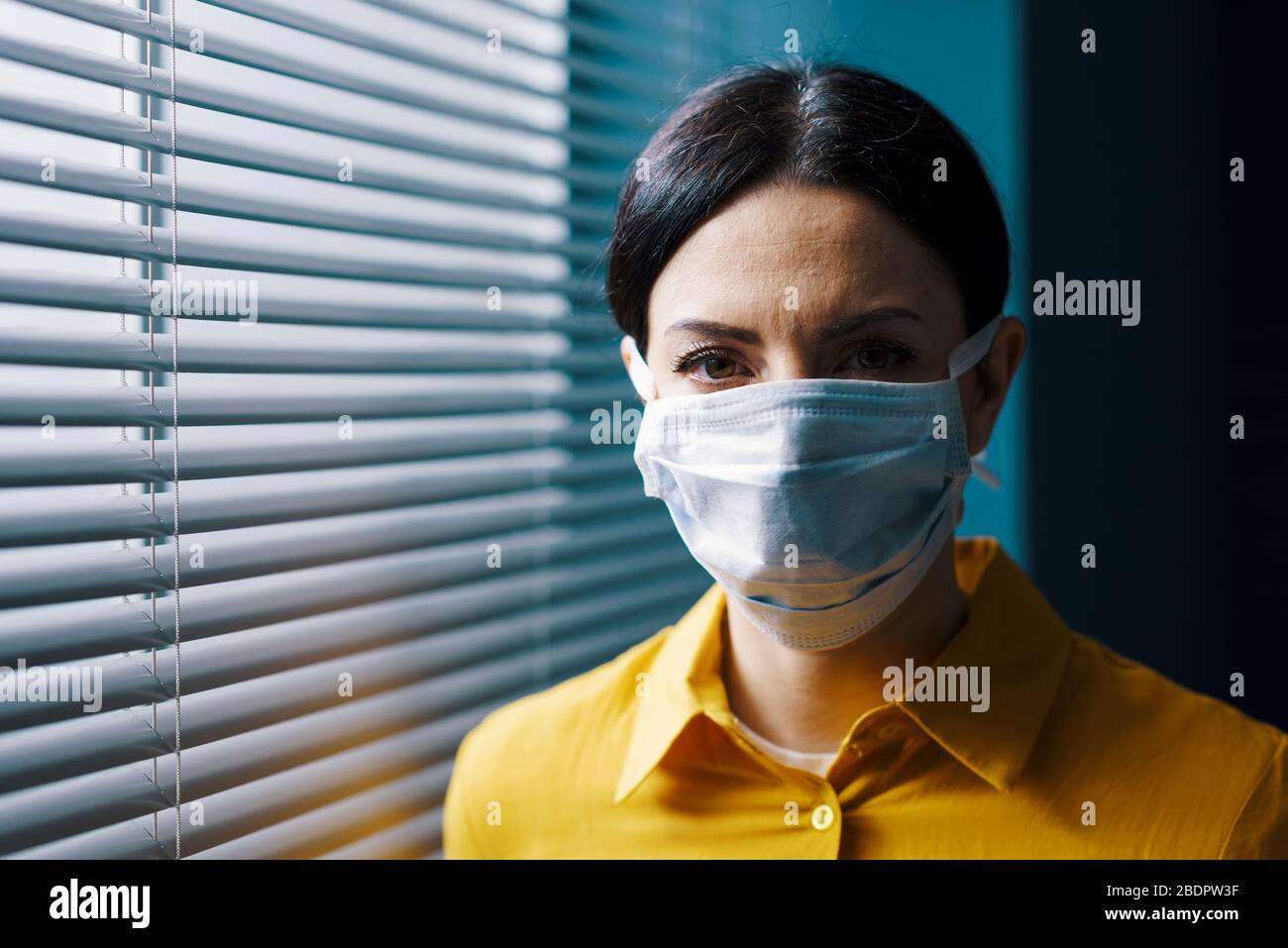 Femme portant un masque chirurgical et regardant la caméra, l'éclosion de covid-19 et le concept de contagion virale Banque D'Images