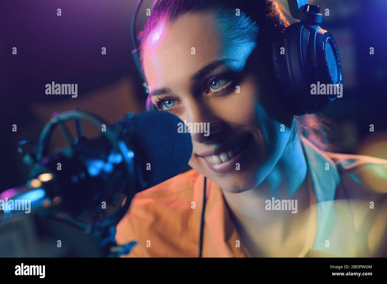 Jeune hôte souriant à la station de radio, au concept de communication et de divertissement Banque D'Images