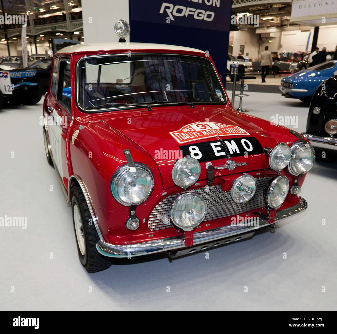 Vue avant des trois quarts d'un Red, préparé pour les rallyes, 1963, Morris Mini Cooper exposé au salon de voiture classique de Londres 2020 Banque D'Images