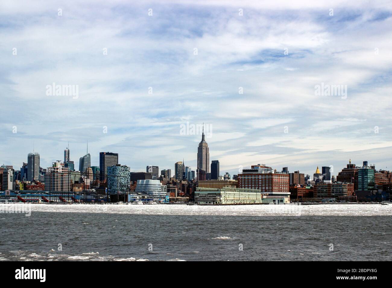 Midtown Manhattan vue depuis le fleuve d'Hudson gelé une journée froide de février à New York City, États-Unis d'Amérique Banque D'Images