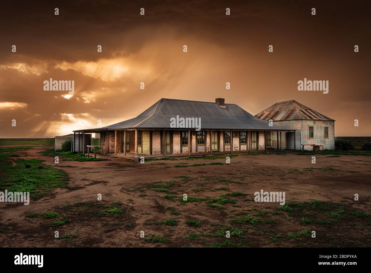 Historique One Tree Hotel sous la lumière sinistre d'un orage. Banque D'Images
