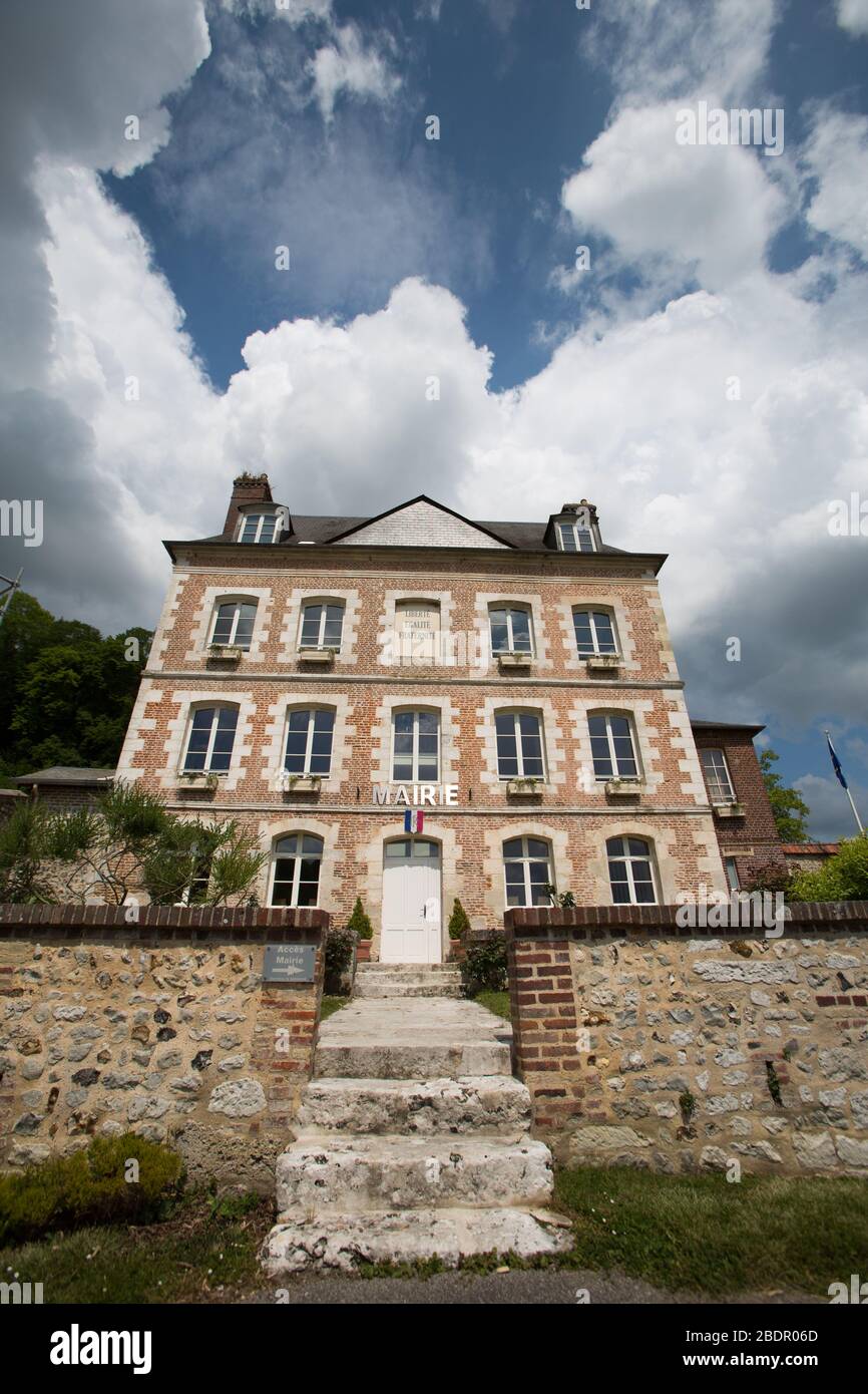 Village de Villequier, France. Vue pittoresque de l’hôtel de ville de Villequier, rue du Président Coty. Banque D'Images