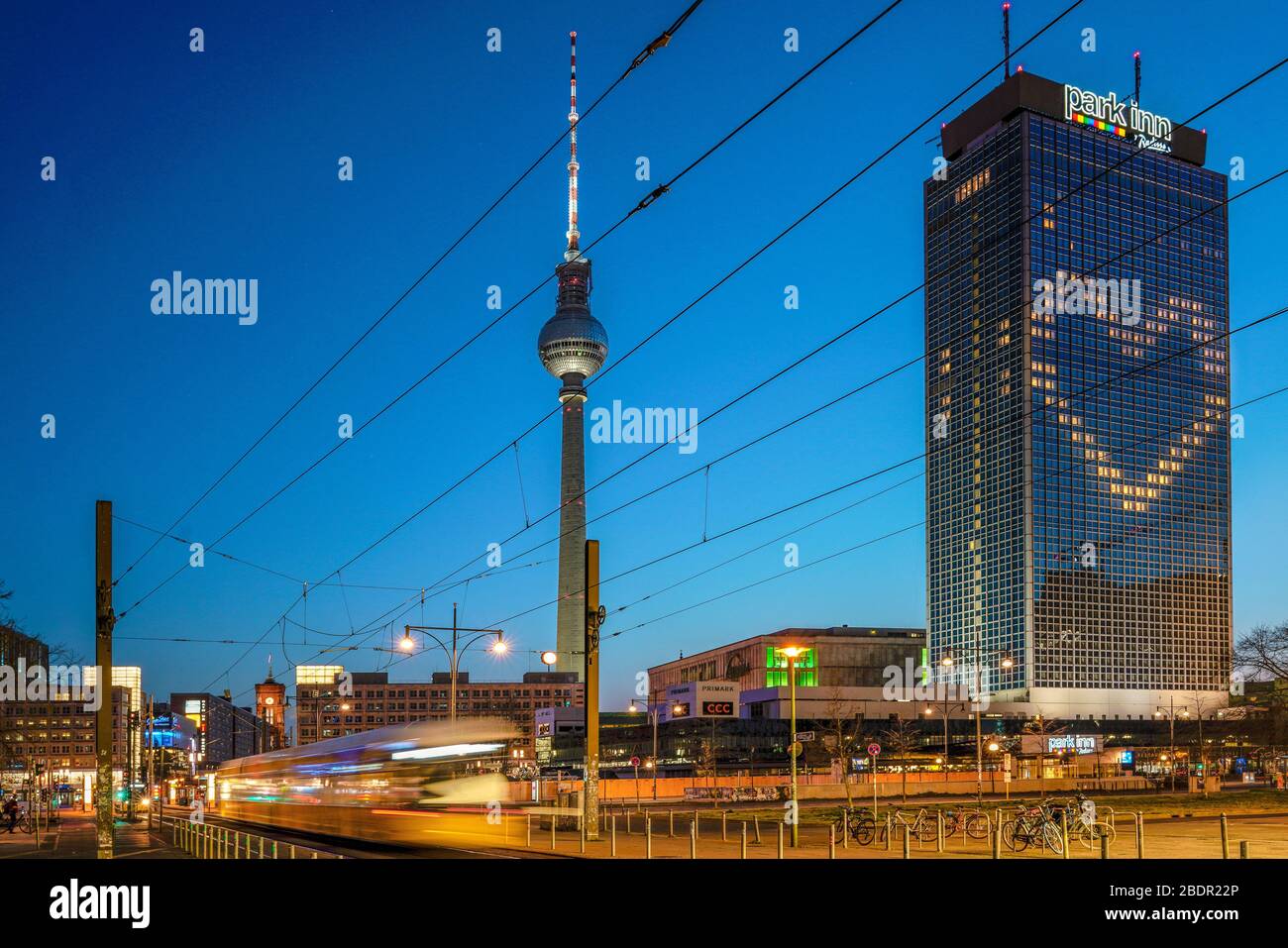 07.04.2020, le Park Inn by Radisson Hotel sur Alexanderplatz à Berlin,  comme tous les autres hôtels à l'heure actuelle, ne sera peut-être pas  ouvert à des opérations régulières en raison de la