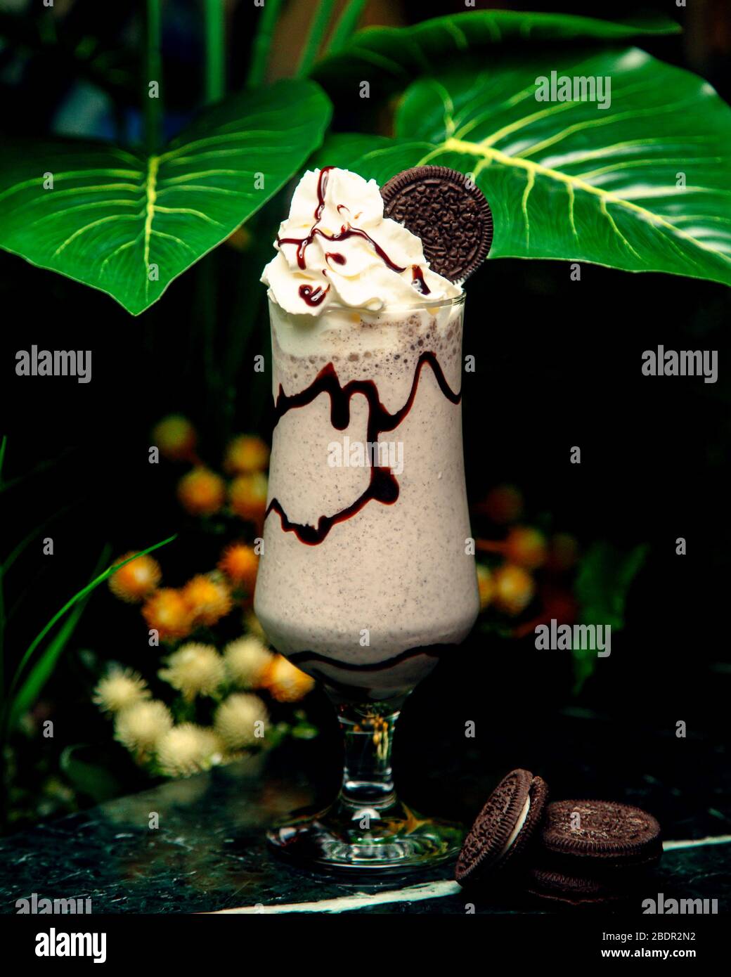 milkshake avec crème fouettée et biscuit oreo sur le dessus Banque D'Images