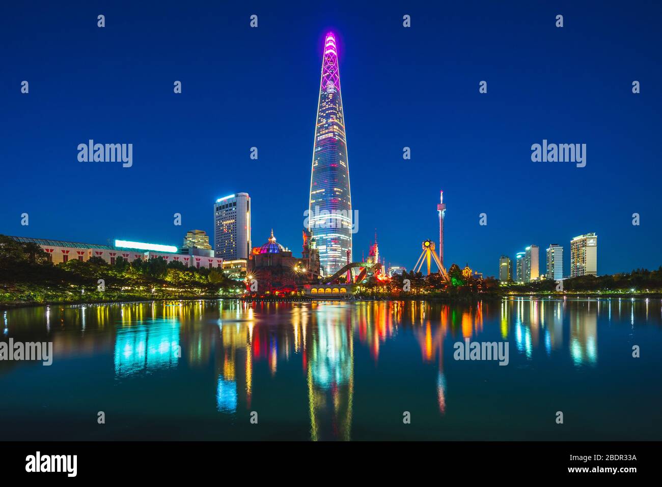 Le parc Songpa Naru et le lac Seokchonhosu à séoul la nuit Banque D'Images