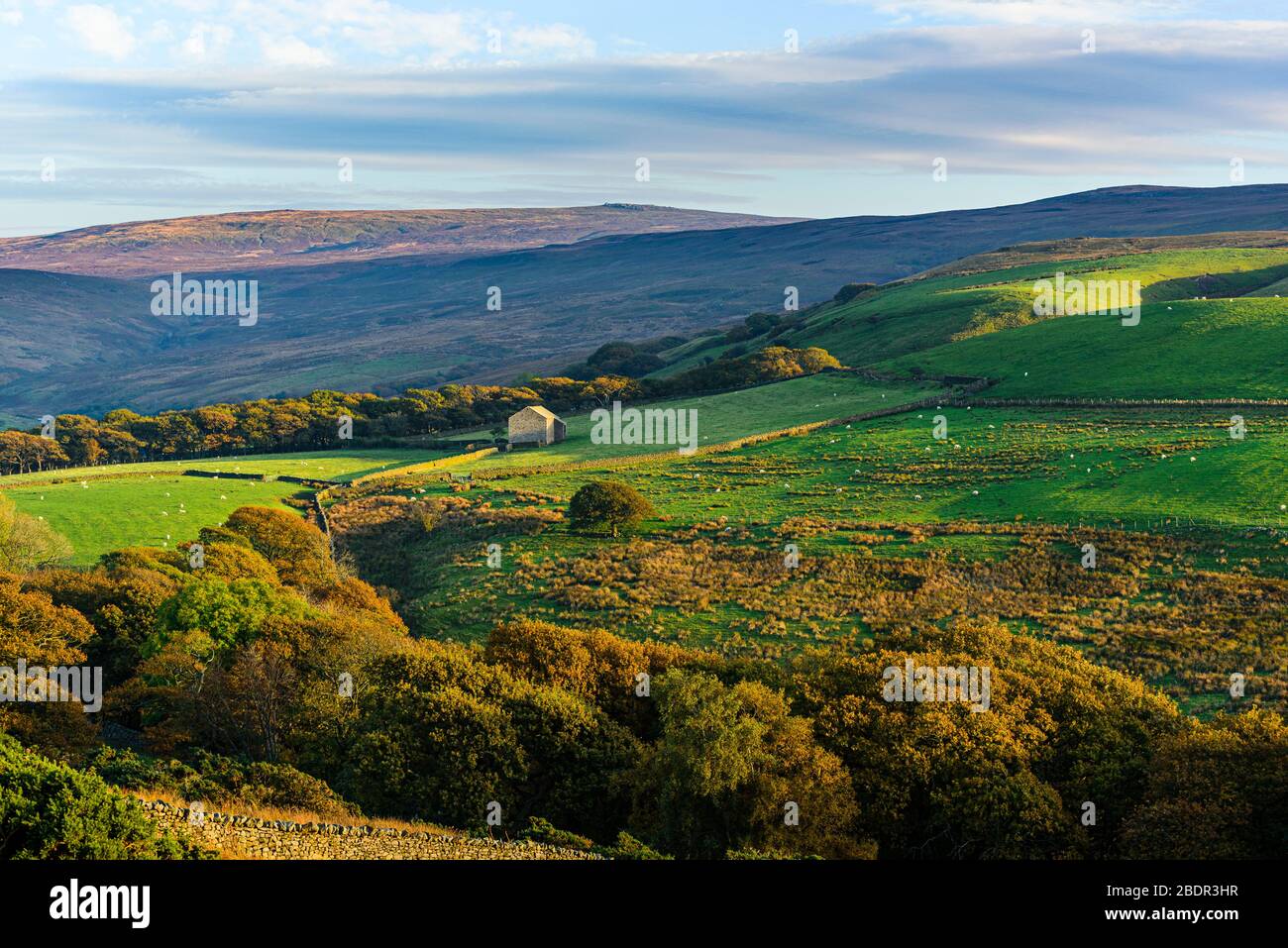 Skelbow Barn et Ward's Stone de Little Cragg au-dessus de Littledale près de Lancaster en regardant vers les Bowland Fells Banque D'Images