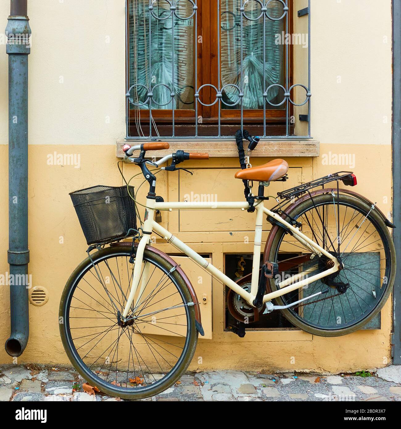 Vieux vélo avec panier garé près de la maison, Rimini, Italie Banque D'Images