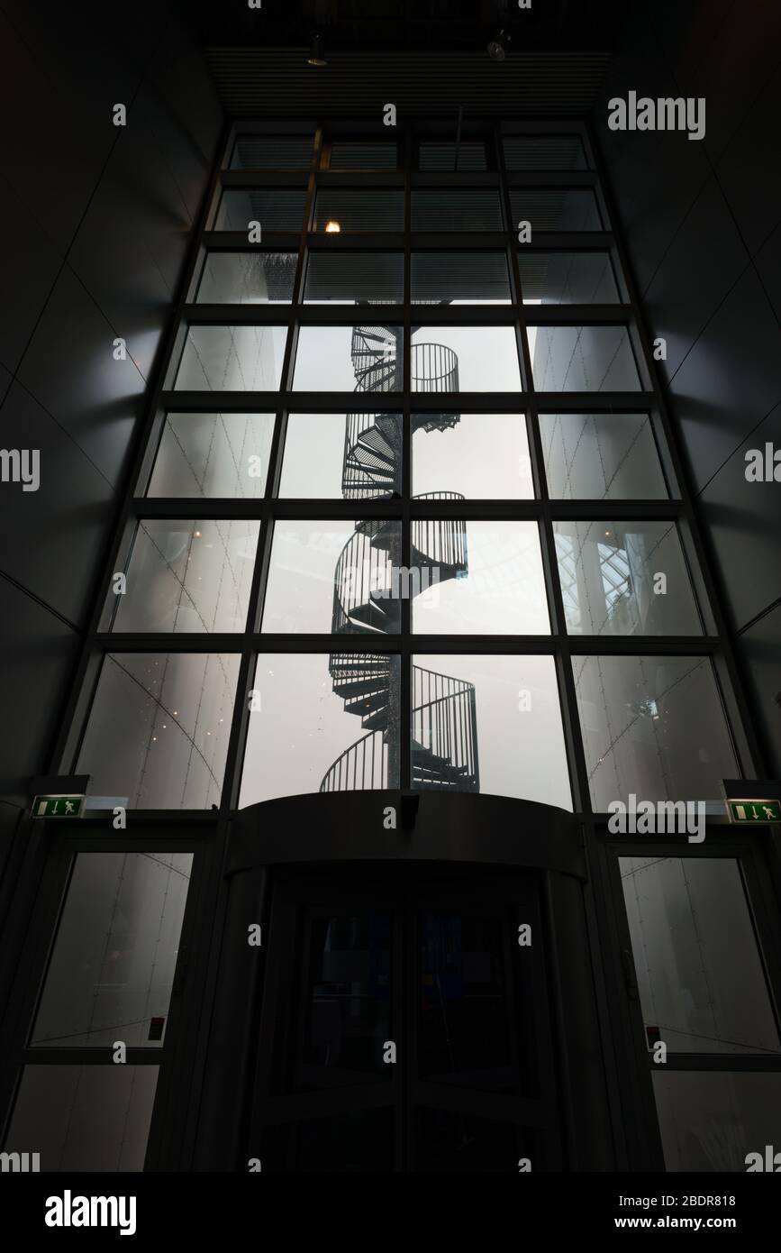 Un escalier en colimaçon à Perlan – la Perle – un musée et un dôme en verre tournant sur la colline de Öskjuhlíð à Reykjavík, en Islande Banque D'Images