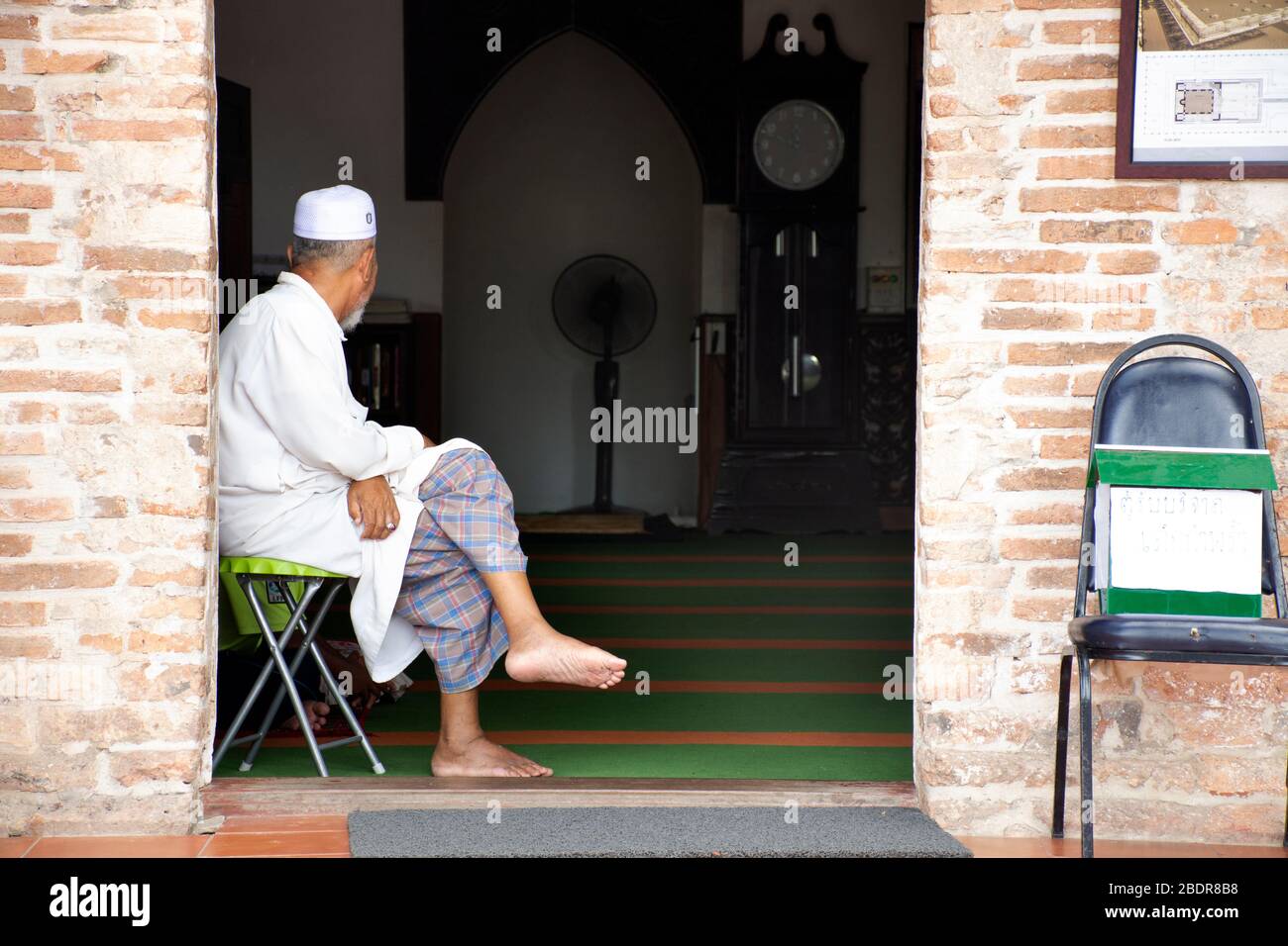 PATTANI, THAÏLANDE - 15 août : un vieil homme thaïlandais peuple musulman ou Tok Guru qui travaille le contrôle et la sécurité dans la Mosquée de Krue se ou Masjid Kerisik à Tanjong LUL Banque D'Images