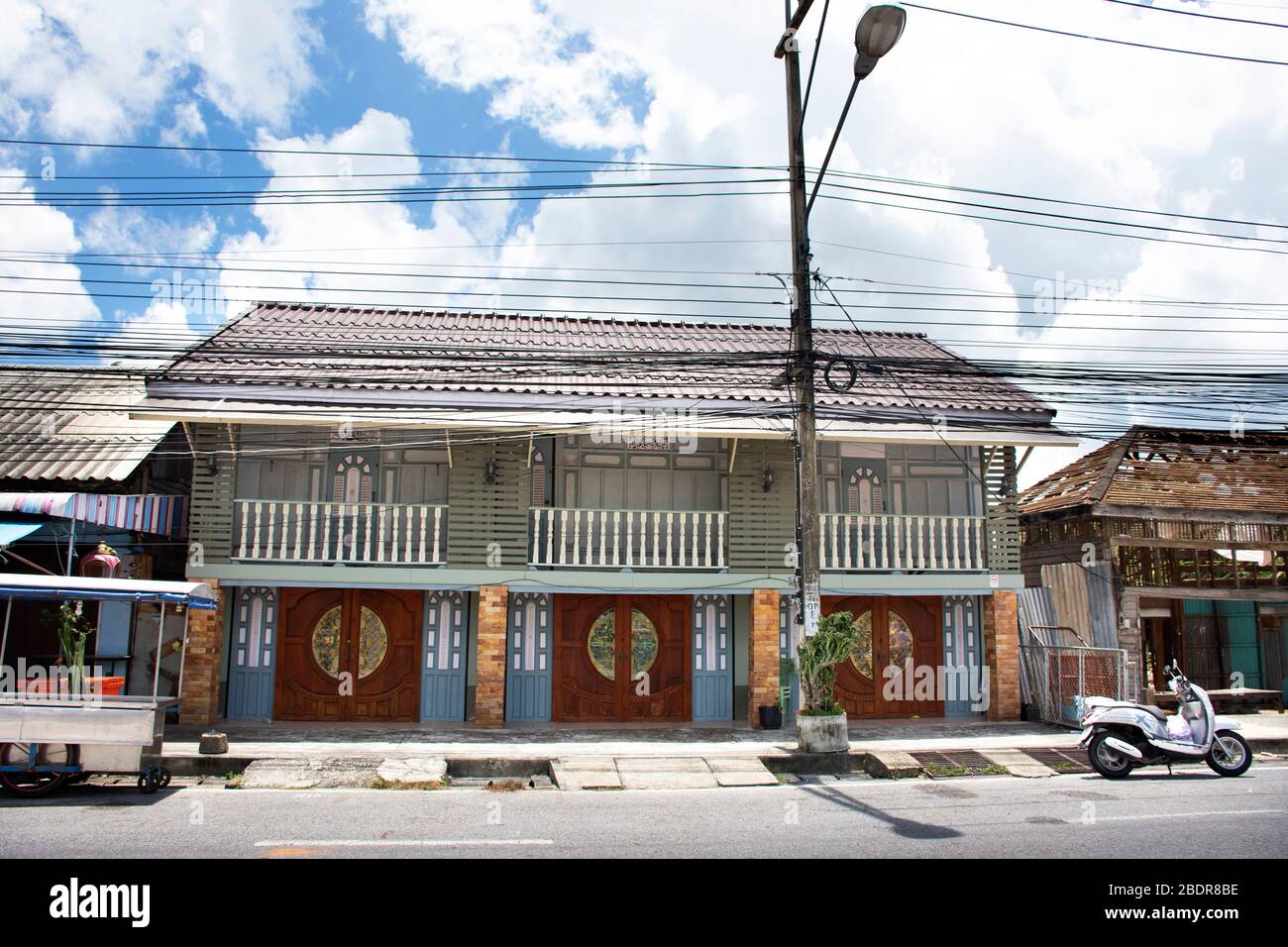 Maison en bois locale classique dans la rue à la Mosquée de Kue se ou Masjid Kerisek dans le quartier de Tanyong Luloon à Pattani, Thaïlande Banque D'Images