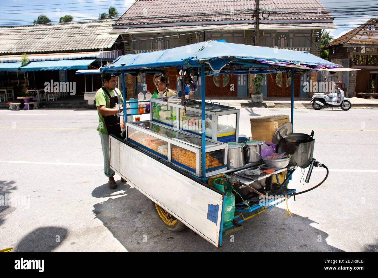 PATTANI, THAÏLANDE - 16 août : les hommes thaïlandais rôtis et grillés meatball et fruits à vendre les femmes thaïlandaises et les voyageurs étrangers dans la rue à Krue Banque D'Images