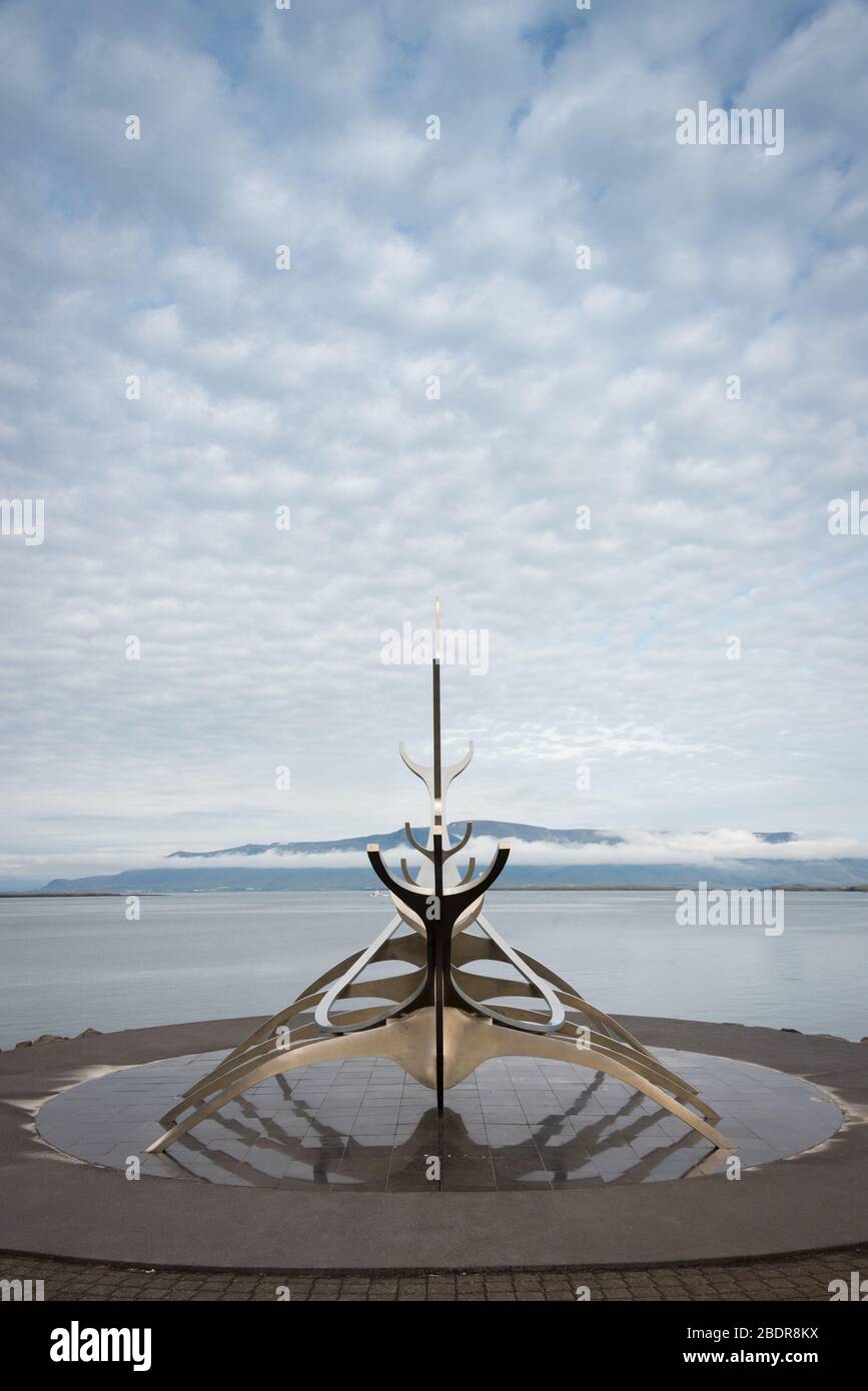 Solfar, la sculpture Sun Voyager de Jón Gunnar Árnason à côté de la route Saebraut à Reykjavik Banque D'Images