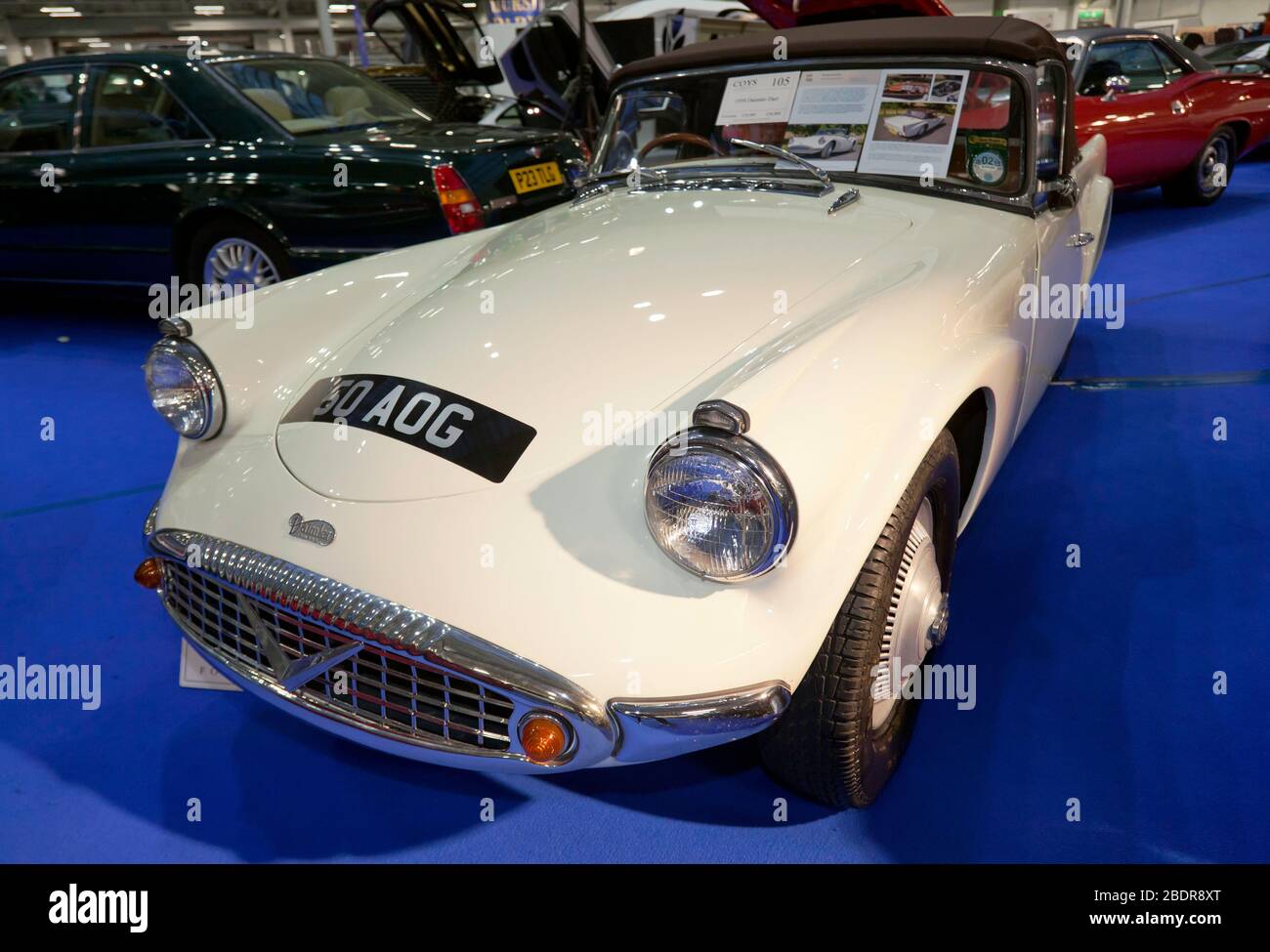 Vue avant de trois quarts d'une crème colorée, 1959, Daimler Dart SP250, exposée dans la zone des enchères de Coys, du salon de voiture classique de Londres 2020 Banque D'Images