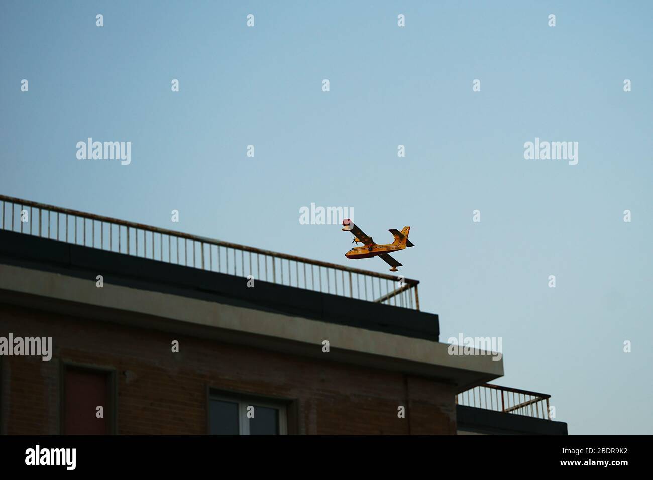 L'avion Canadair CL-415 des pompiers en vol à Naples, Campanie, Italie Banque D'Images