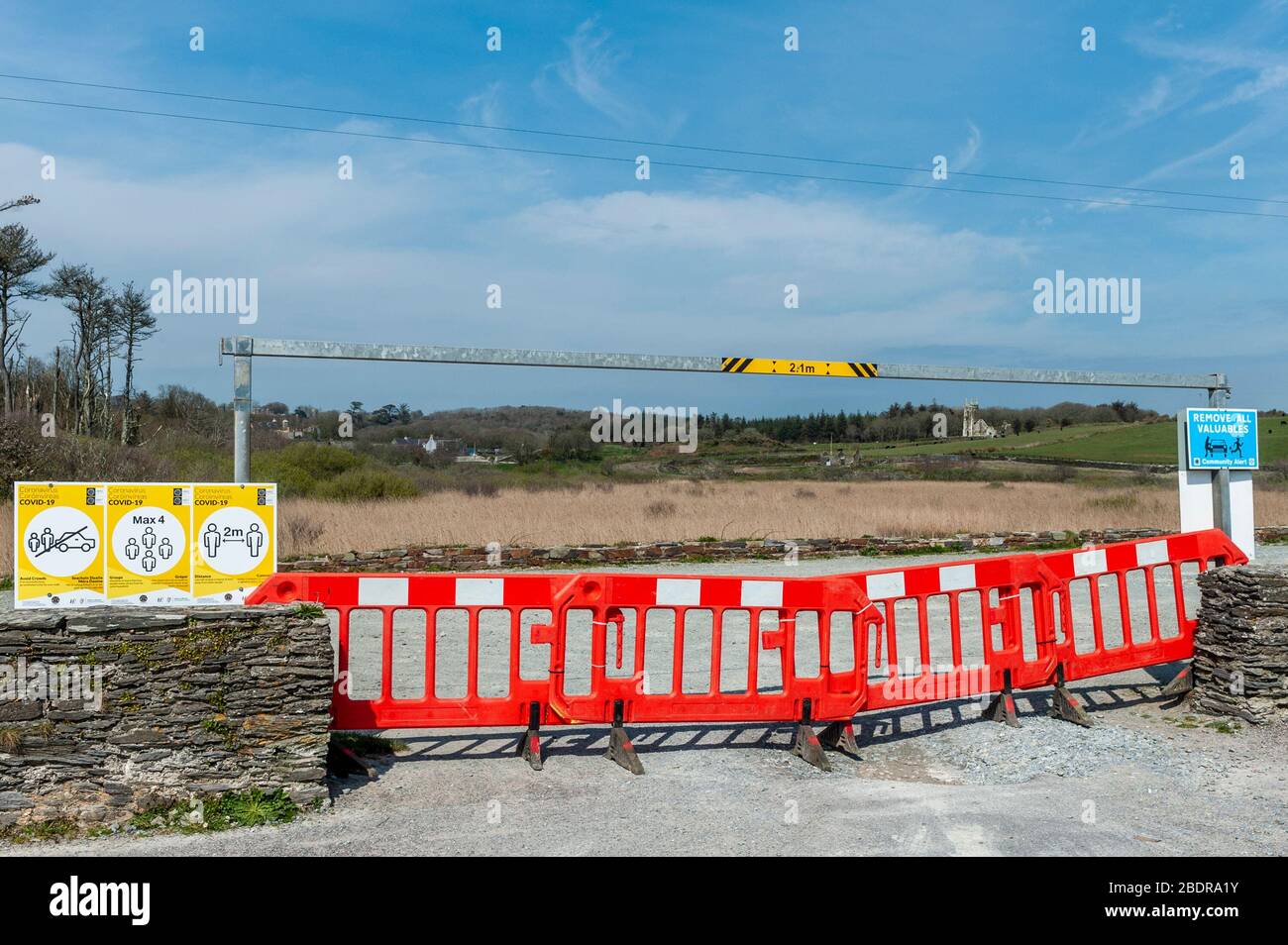 West Cork, Irlande. 9 avril 2020. Le conseil du comté de Cork a été occupé à fermer 14 parkings sur les plages populaires et les lieux touristiques au cours des deux derniers jours. C'était la scène à Owenahincha Beach aujourd'hui. Crédit : Andy Gibson/Alay Live News Banque D'Images