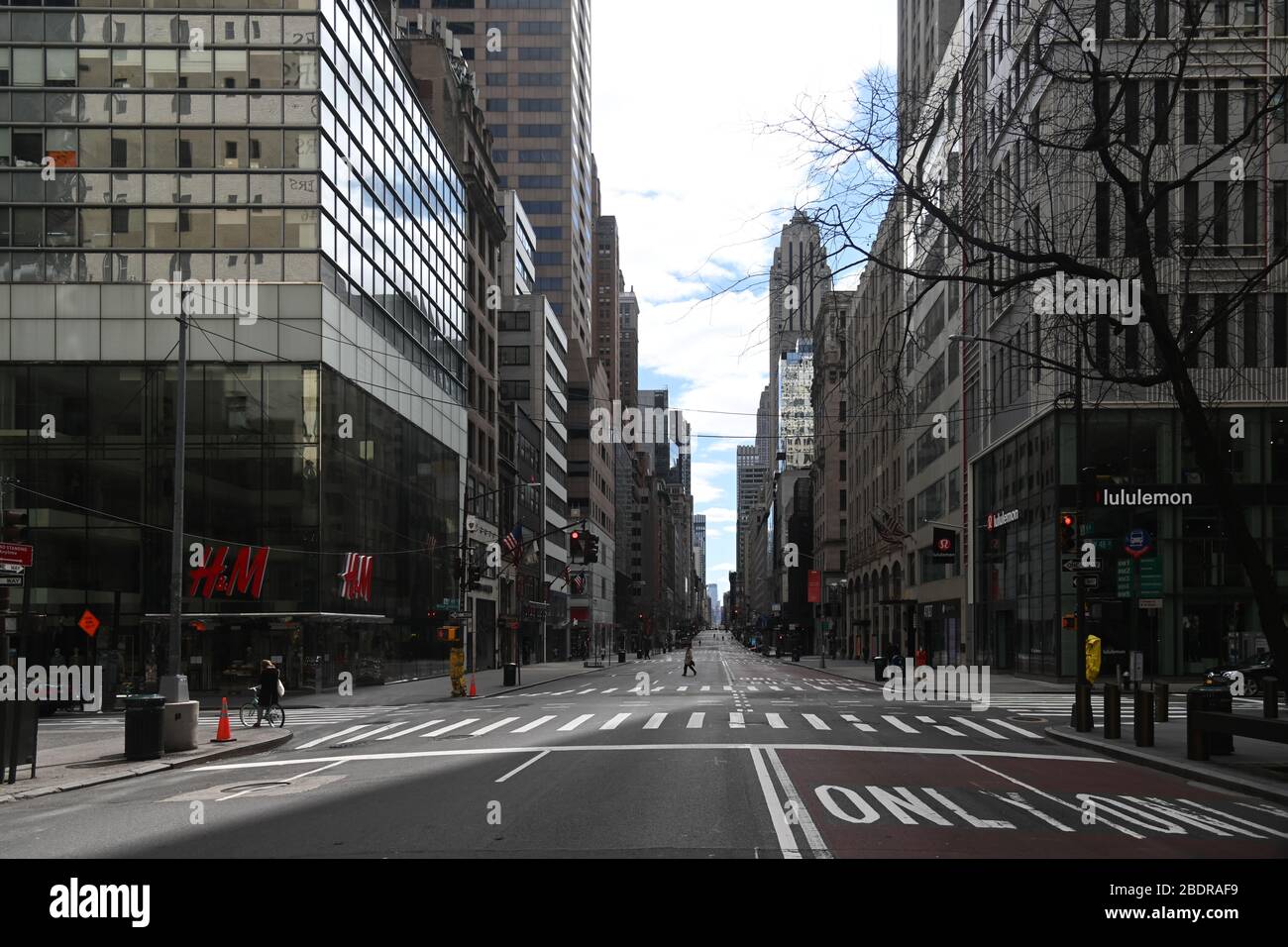 Les rues de la Cinquième Avenue restent vides car le nombre de cas de coronavirus continue de monter à New York. New York, États-Unis - 02 avril 2020 Banque D'Images