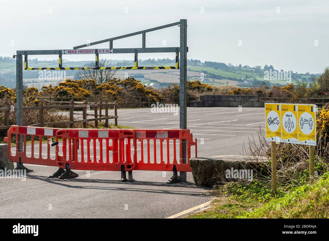 West Cork, Irlande. 9 avril 2020. Le Conseil du comté de Cork a fermé 14 parkings sur des plages et des sites touristiques populaires au cours des deux derniers jours en raison de la pandémie du coronavirus. C'était la scène à Inchydoney Beach aujourd'hui. Credit: Andy Gibson/Alay Live News Banque D'Images