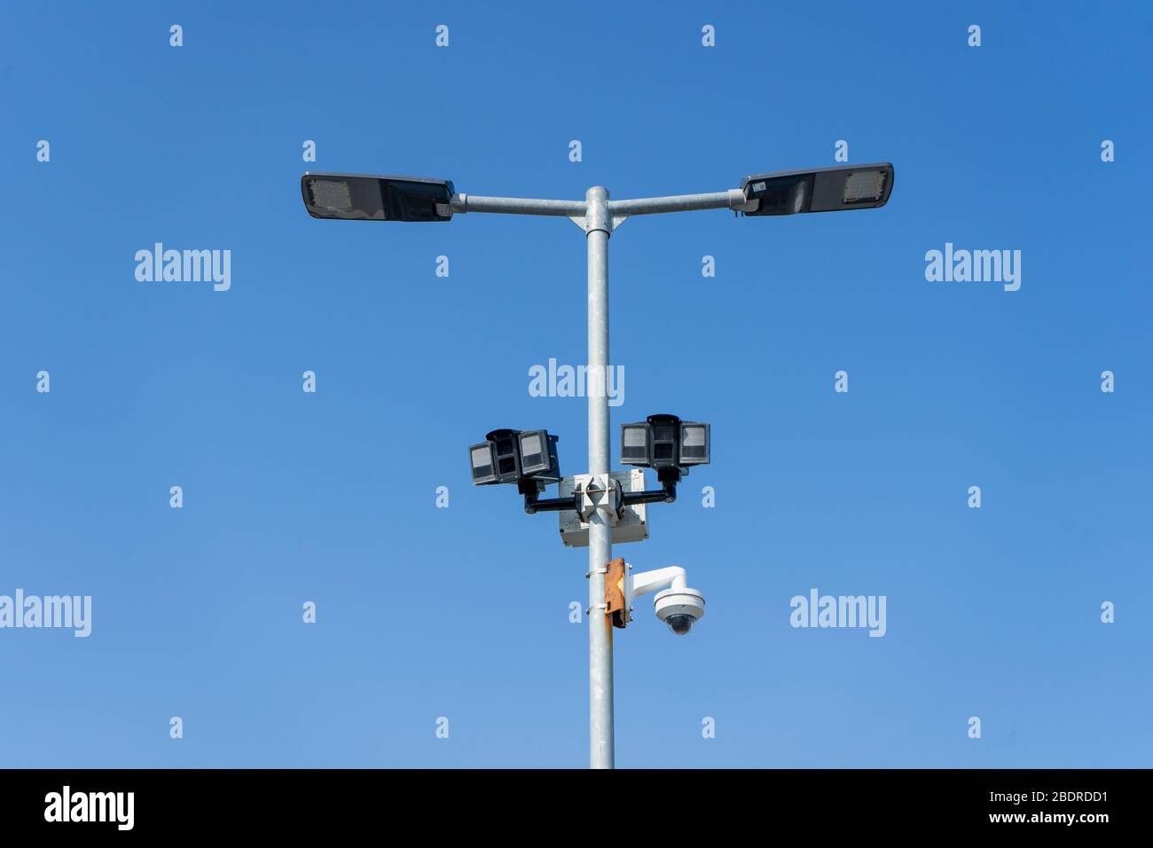Capteurs de stationnement automatiques sur un montant de lampe dans un parking Banque D'Images