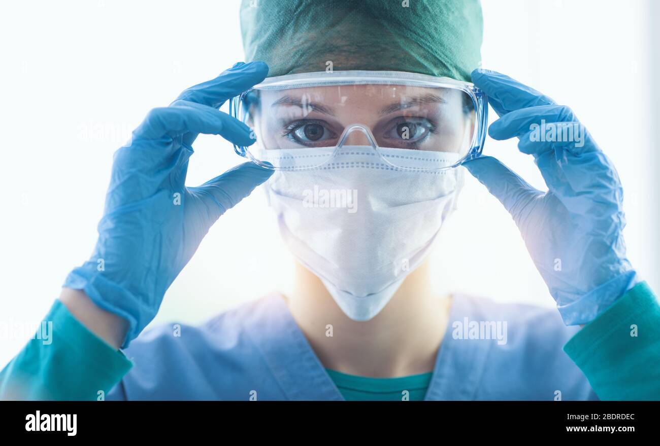 Chirurgienne la préparation de l'opération chirurgicale et le port de lunettes de protection, de la santé et de la sécurité concept Banque D'Images