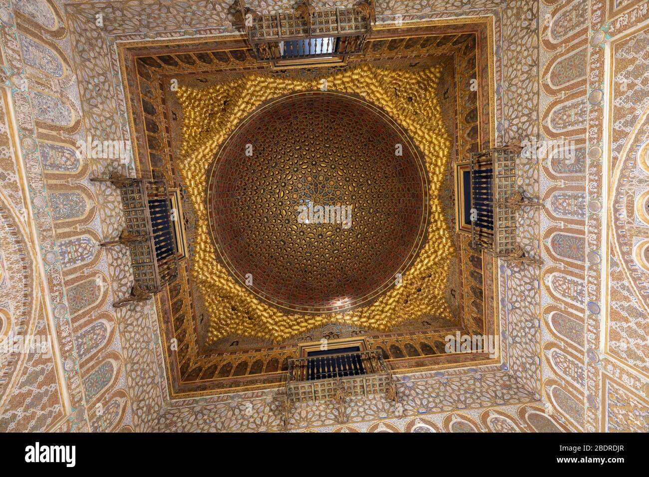 Le "Media naranja", ou le plafond orange à moitié dans le salon de Embajadores ou salon des Ambassadeurs, Royal Alcazars, Séville, province de Séville, Andalousie Banque D'Images