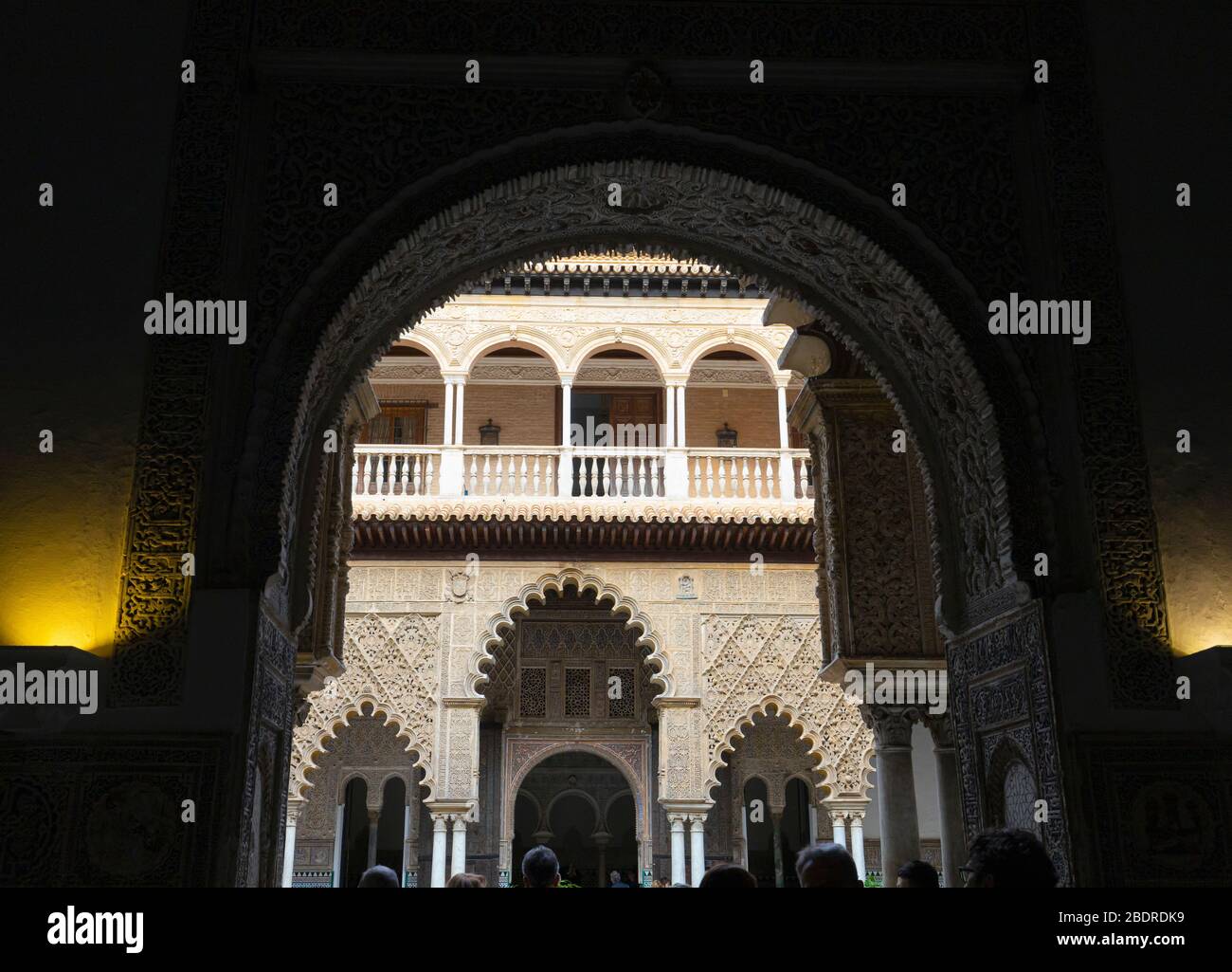 Royal Alcazars, Séville, province de Séville, Andalousie, Espagne. Une façade du patio de las Donacellas, la cour de Maiden, vue de l'intérieur du S Banque D'Images