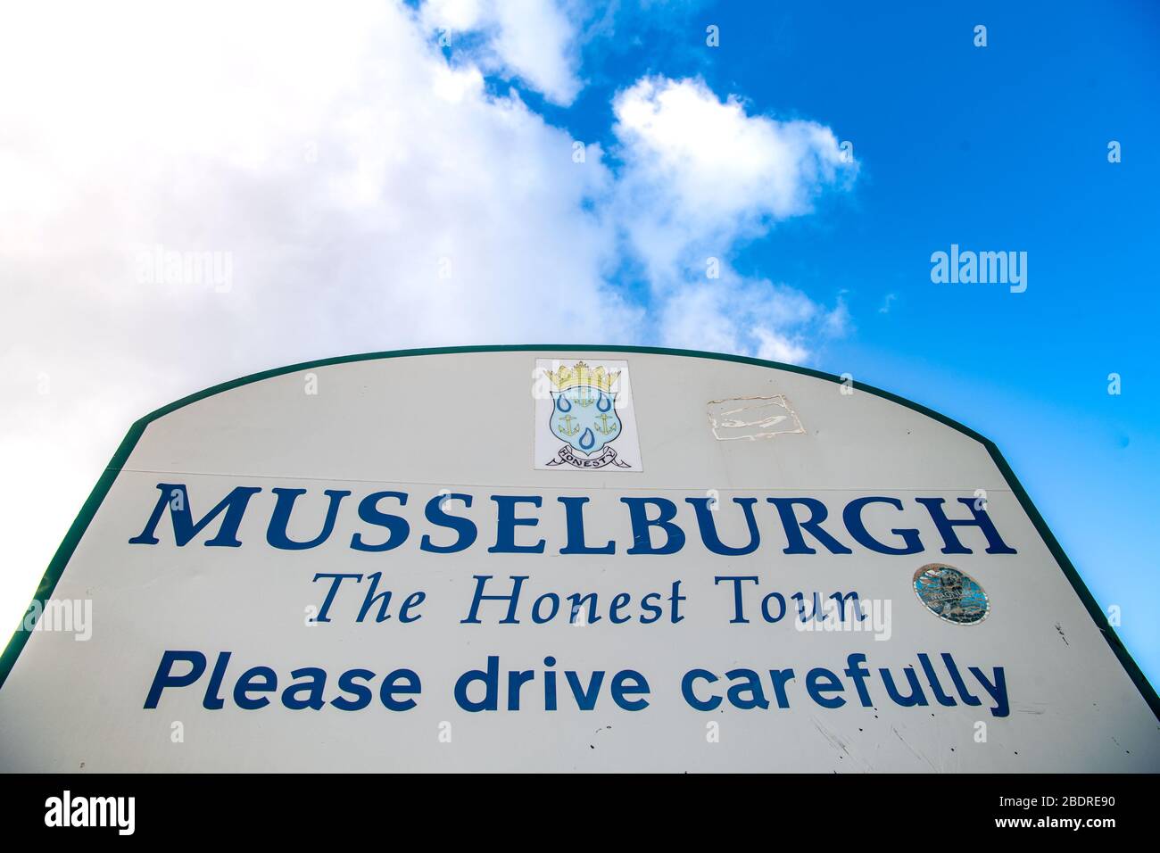 Panneaux de bienvenue pour Musselburgh, The Honest Toun et une ville Fairtrade, Musselburgh, East Lothian, Écosse, Royaume-Uni Banque D'Images