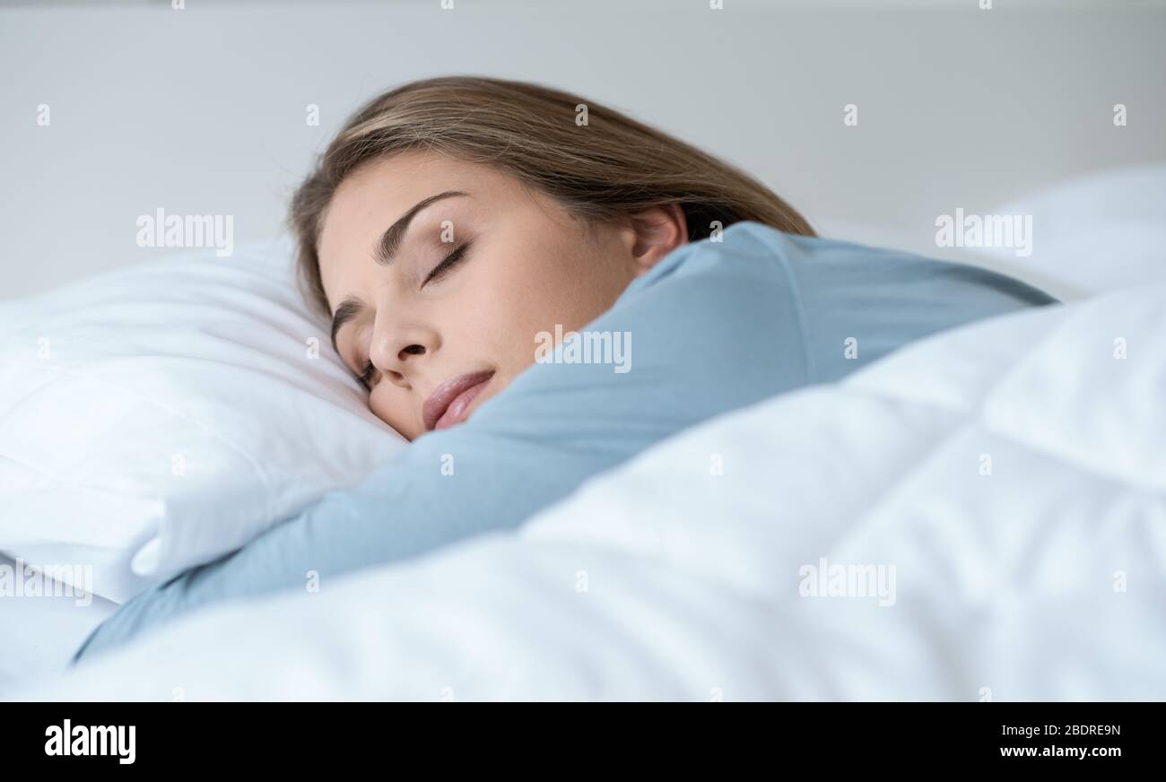 Belle jeune femme de dormir dans le lit, elle est relaxant et de rêver avec les yeux fermé, concept de vie sain Banque D'Images