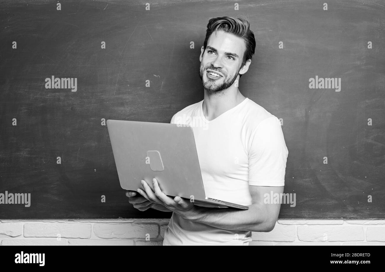 Apprendre aux étudiants du monde numérique. Enseignant de l'école avec l'ordinateur portable. Bel homme qu'utiliser les technologies modernes. La technologie numérique. Surfer sur internet. La communication en ligne. Développement web Programmation. Concept numérique. Banque D'Images