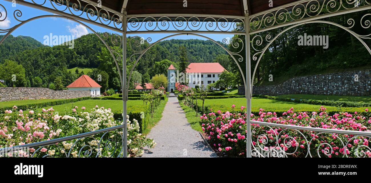 Hôtel Polhov Gradec avec fontaine, étang, parc et point d'information Banque D'Images