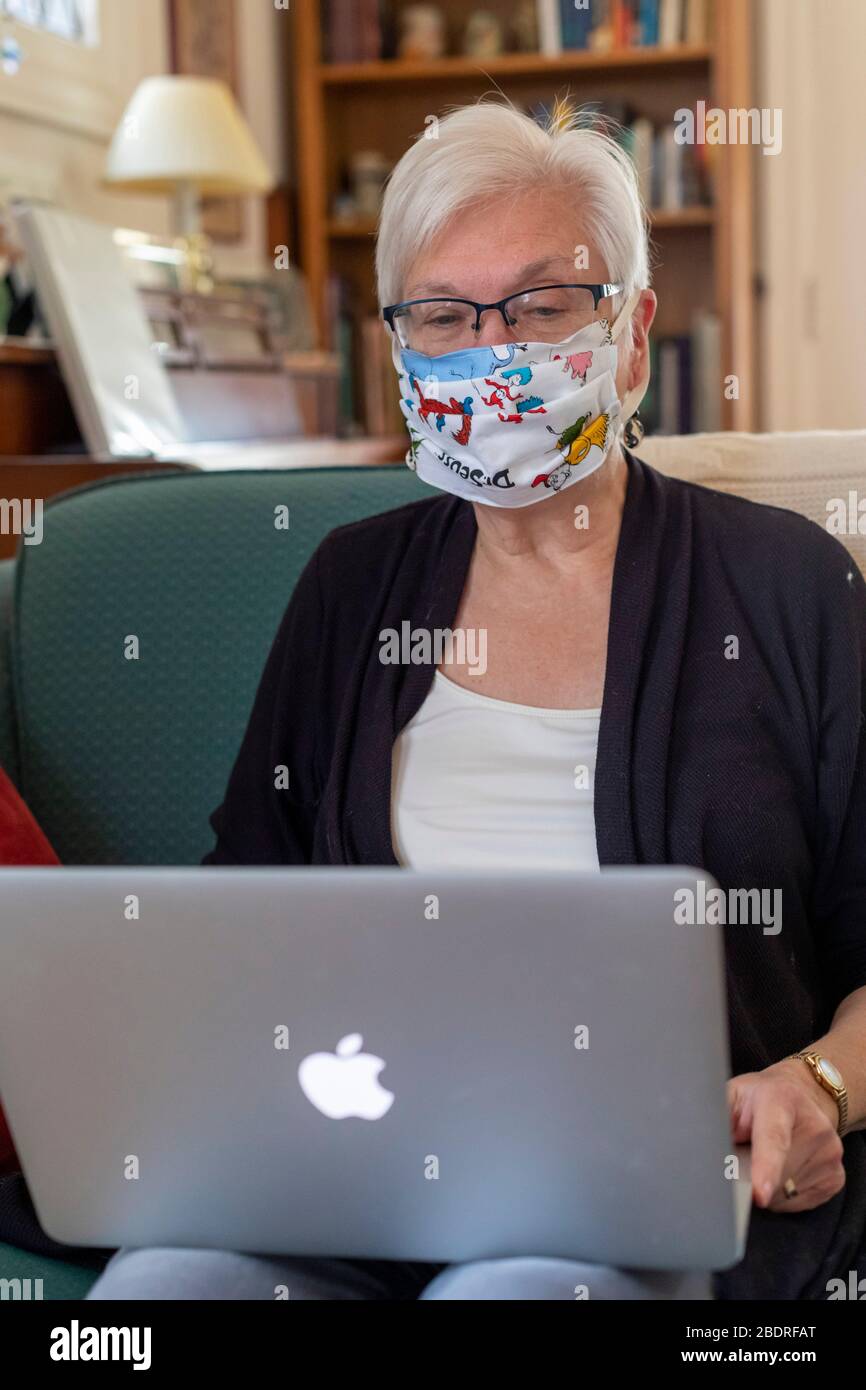 Detroit, Michigan, États-Unis. 8 avril 2020. Susan Newell, 71 ans, porte un masque facial au foyer pour la protection contre le coronavirus lors d'une réunion de Zoom. Crédit: Jim West/Alay Live News Banque D'Images