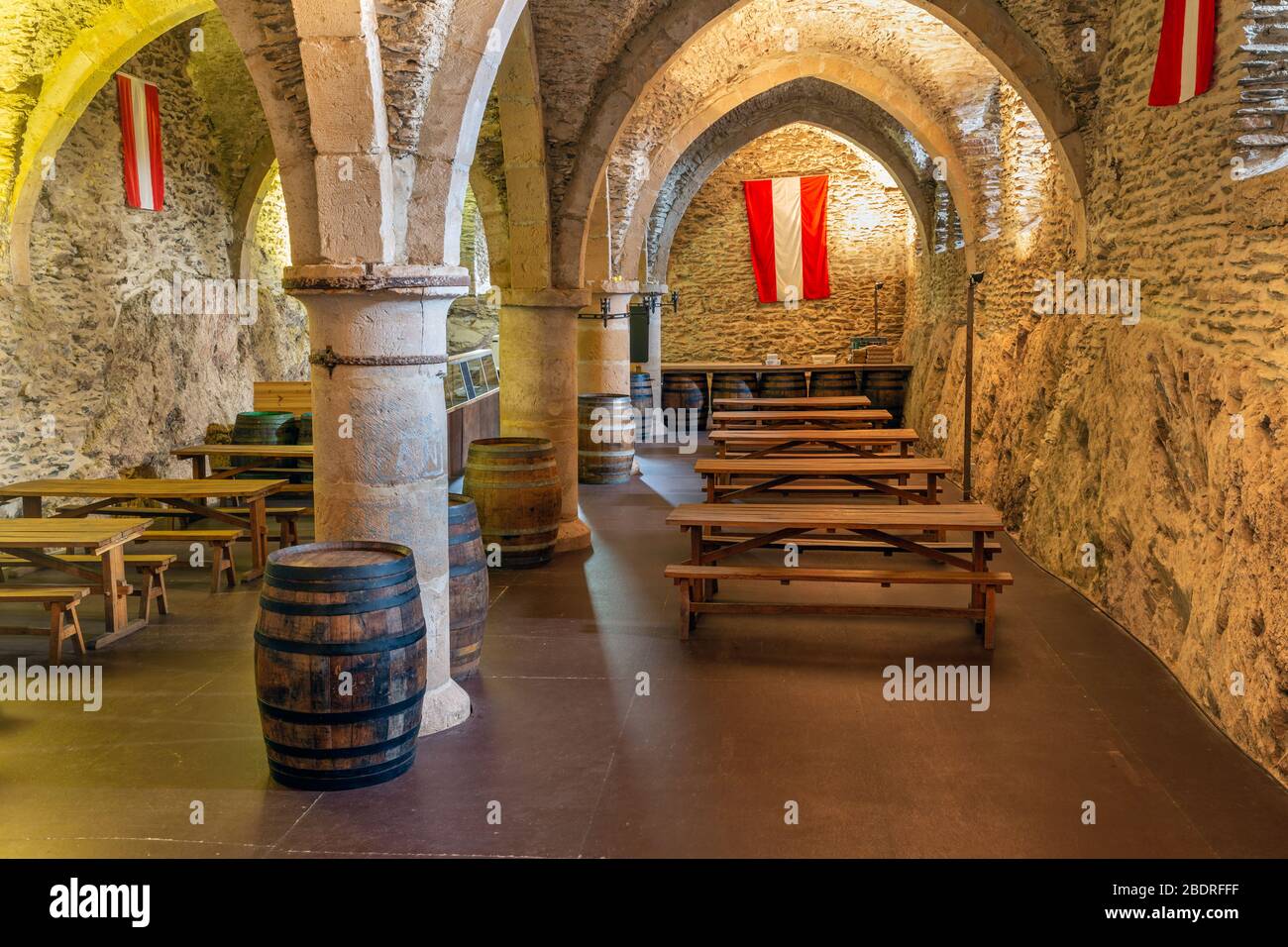 Salle à manger dans la voûte médiévale voûtée avec meubles et colonnes Banque D'Images