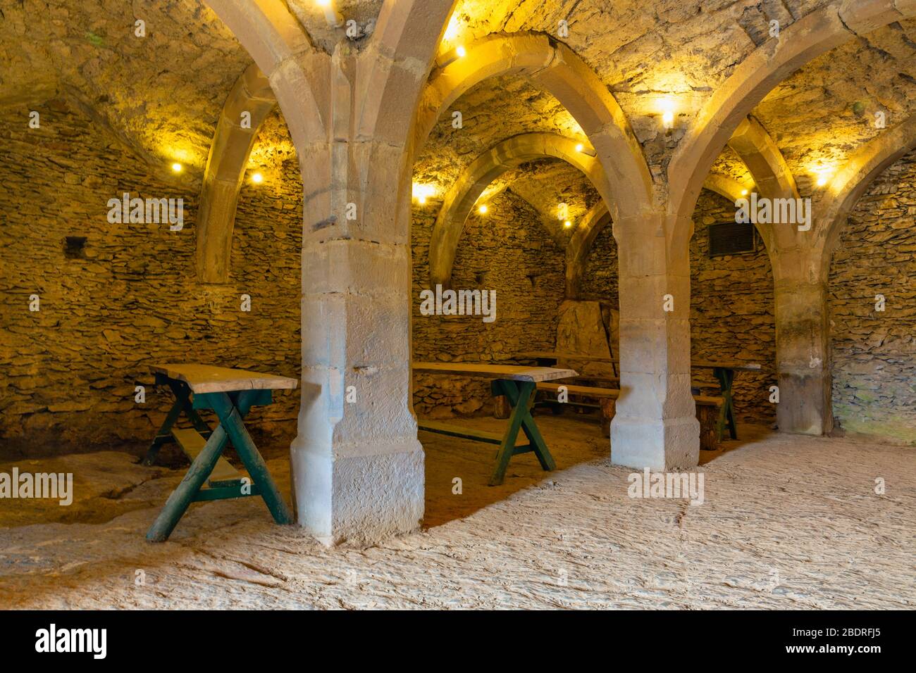 Salle à manger dans la voûte médiévale voûtée avec meubles et colonnes Banque D'Images