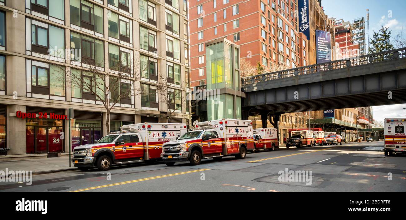 Ambulances stationnées à l'extérieur de la station EMS numéro 7 sous le High Line Park dans le quartier Chelsea de New York le mercredi 1er avril 2020. La FEMA devrait envoyer 250 ambulances avec des équipages à New York pour aider à alléger le fardeau de l'EMT et des ambulanciers de la FDNY en raison du nombre sans précédent d'appels. (© Richard B. Levine) Banque D'Images