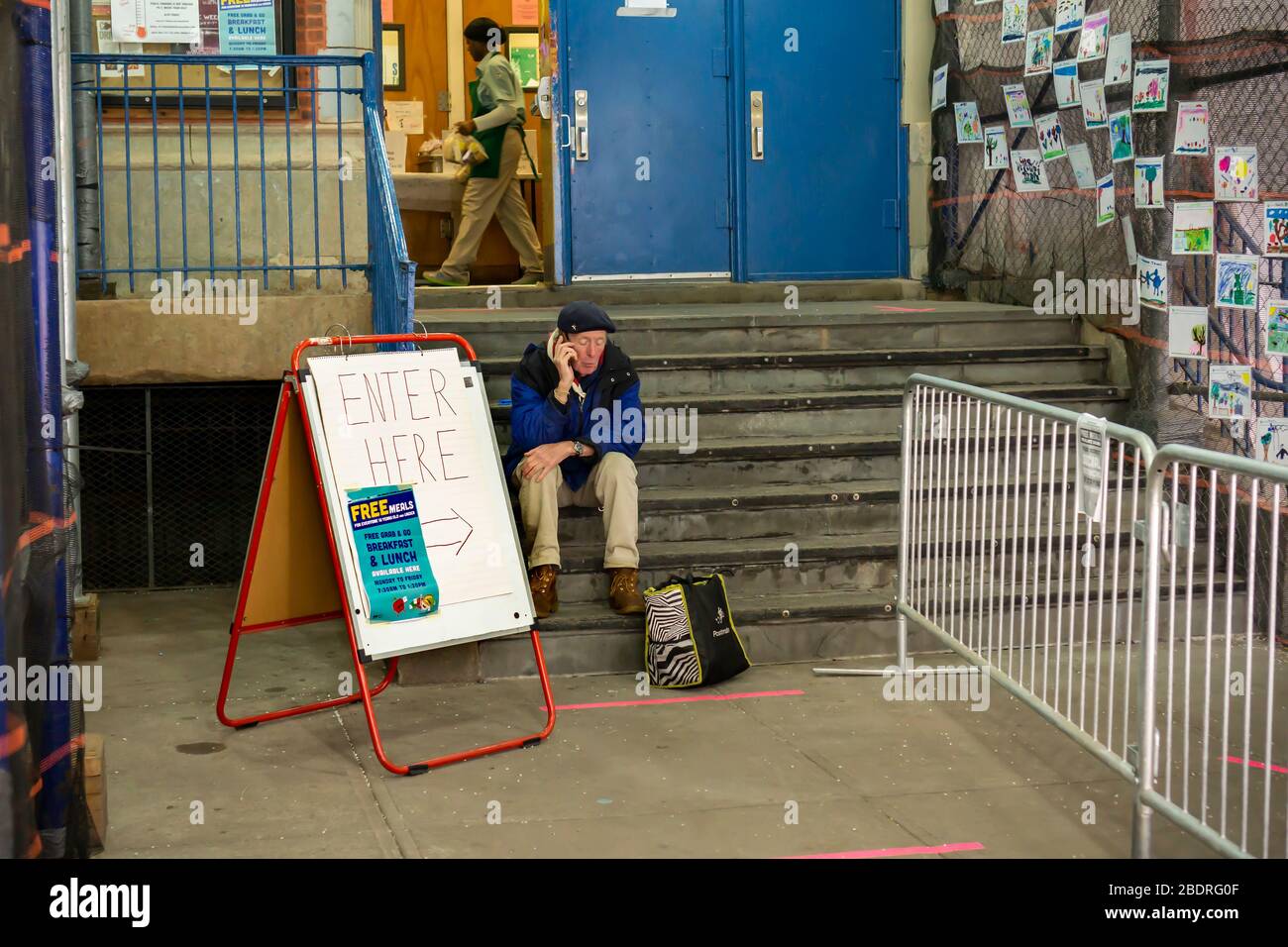 Une école à Chelsea à New York offrant des repas gratuits à emporter à quiconque New York le vendredi 3 avril 2020. New York City élargit son programme gratuit de repas à emporter, des étudiants aux personnes qui ont besoin de nourriture. 435 sites de la ville sont ouverts pour le petit déjeuner, le déjeuner et le dîner, gratuitement.(© Richard B. Levine) Banque D'Images