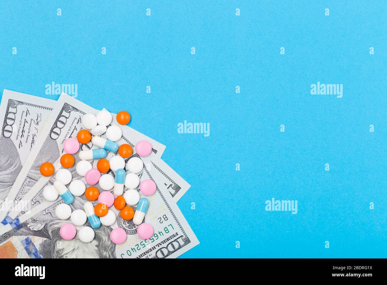 Médicaments pilules, comprimés et capsules sur fond de dollars des États-Unis. Espace libre. Concept de santé Banque D'Images