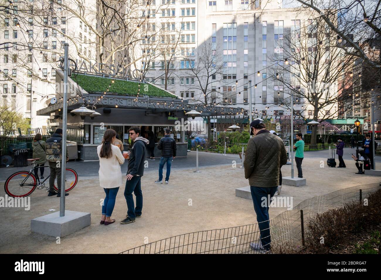 Les Diners au Shake Shack de Madison Square Park à New York pratiquent patiemment la distanciation sociale alors qu'ils attendent leurs commandes de départ le samedi 4 avril 2020. (© Richard B. Levine) Banque D'Images