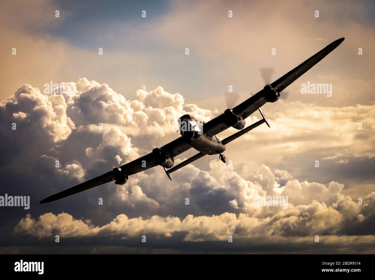 Avro Lancaster retournant à la maison dans le ciel du soir Banque D'Images