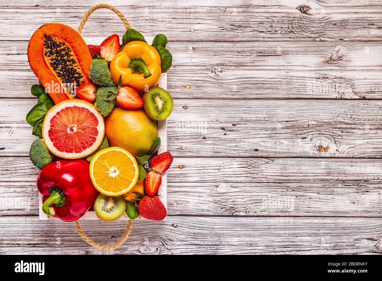 Les fruits et légumes riches en vitamine C dans la boîte. L'alimentation saine. Vue d'en haut Banque D'Images