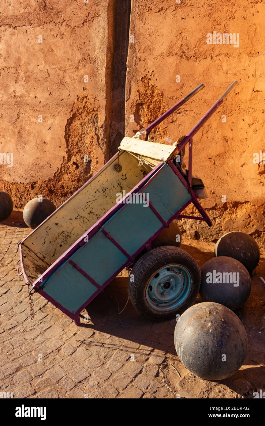 Chariot à roulettes à côté d'un mur dans les rues de Marrakech Maroc Banque D'Images